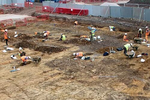 El “cementerio de los pobres” | Hallan en Inglaterra 4.500 tumbas sin marcar, debajo de un antiguo asilo de clase baja