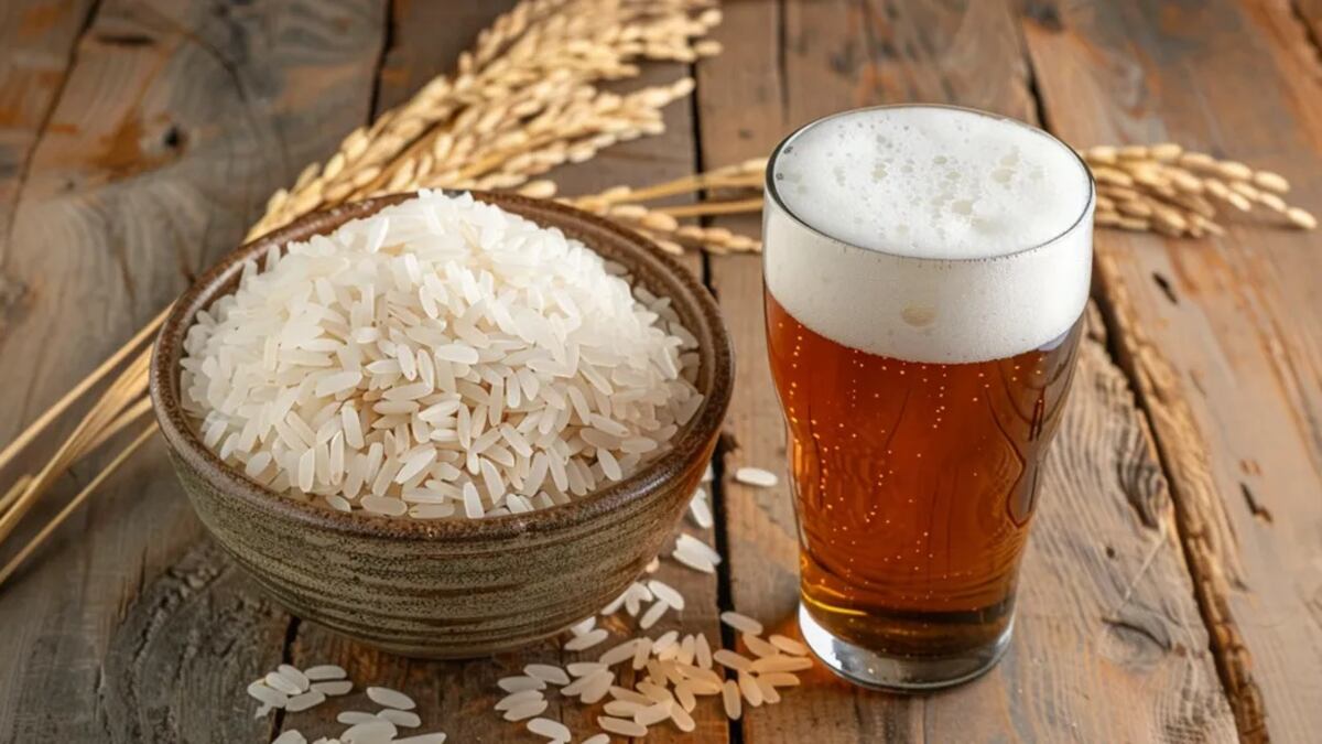 Cerveza de arroz - imagen de archivo