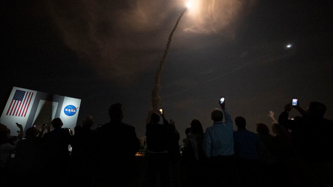 Despegue del megacohete SLS y la nave Orion con destino a la órbita de la Luna. Foto NASA