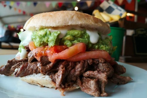 Oda al churrasco: la historia detrás de este sandwish chileno que hoy está “en su día” y que arrasa Internet