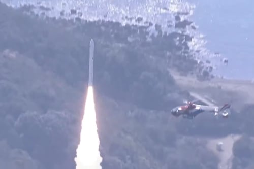 El impactante momento en el que un cohete de la empresa espacial Space One explota cerca de un helicóptero
