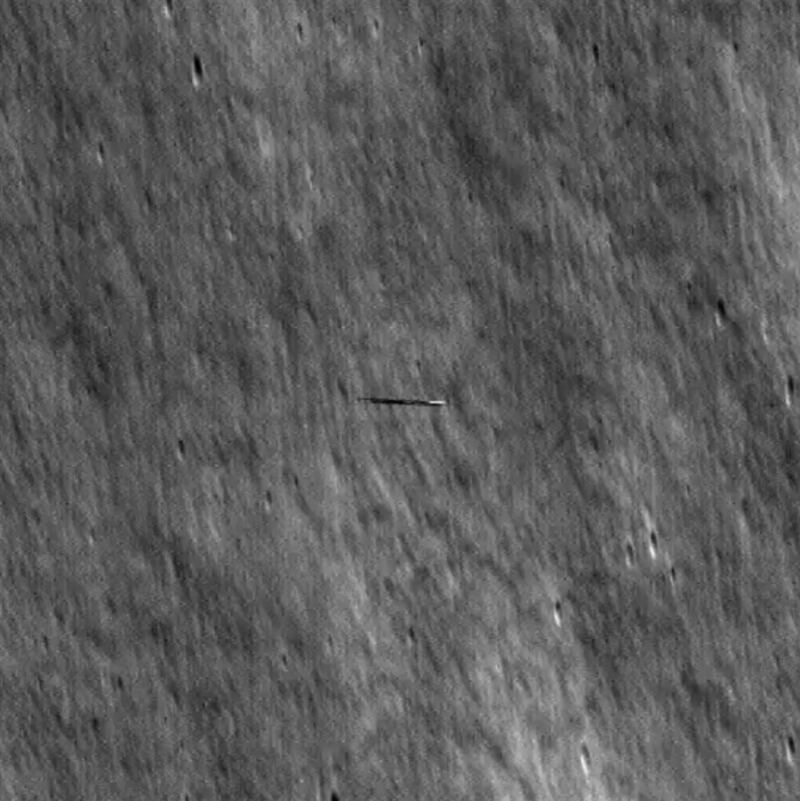 Un par de naves espaciales lunares se cruzaron mientras viajaban en órbitas casi paralelas.