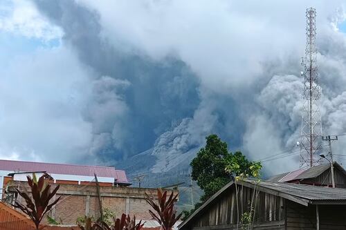 Volcán en Indonesia que mató a 26 personas hace 11 años registra actividad con nubes de cenizas que pasan los 4.500 metros