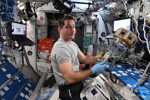 El astronauta francés Thomas Pesquet capturó desde la ISS el sorprendente resplandor de la capa de sodio de la Tierra