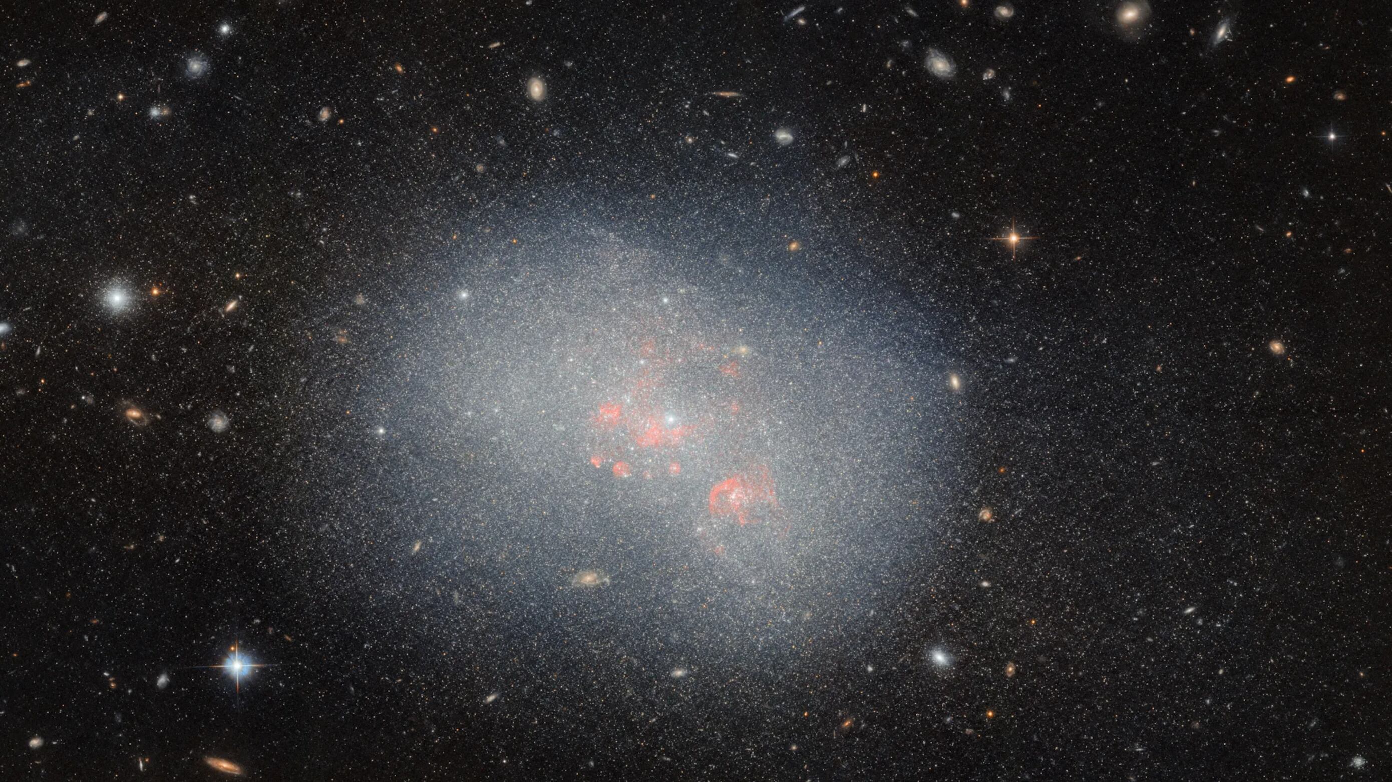 NGC 5238
La fusión de una galaxia enana irregular como NGC 5238 con una compañera más pequeña es precisamente el tipo de evento que podría haber iniciado el proceso de ensamblaje galáctico en el universo temprano.