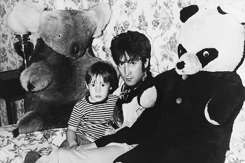Hijo de John Lennon vendió seis NFT de objetos de su padre por casi 159 mil dólares