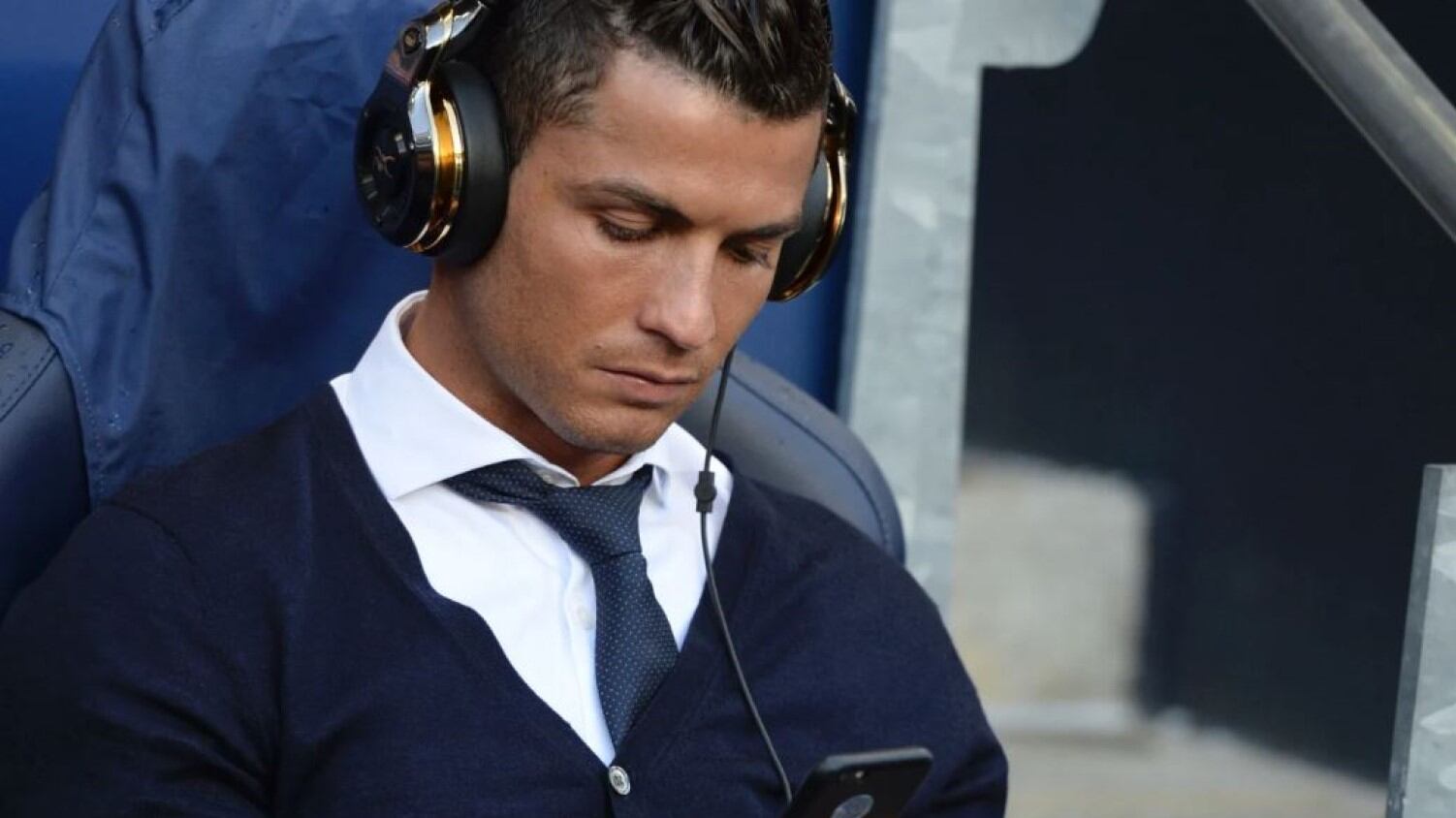 Cristiano Ronaldo utiliza su celular.