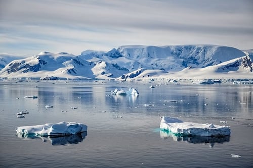 Parece un mundo extraterrestre: La inteligencia artificial nos muestra cómo se vería la Antártida sin nieve
