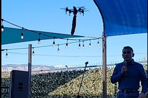 Sheriff de Nuevo México es interrumpido en medio de un discurso por dildo que vuela en un dron