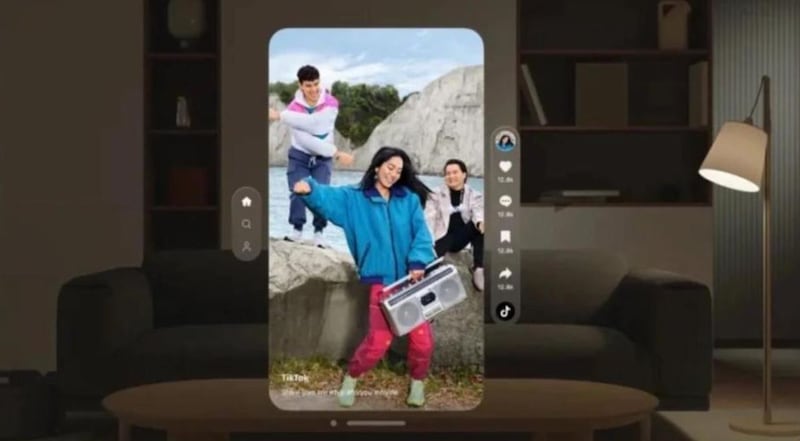 La imagen promocional que muestra cómo se ve TikTok en las exitosas gafas Apple Vision Pro.| Foto: TikTok