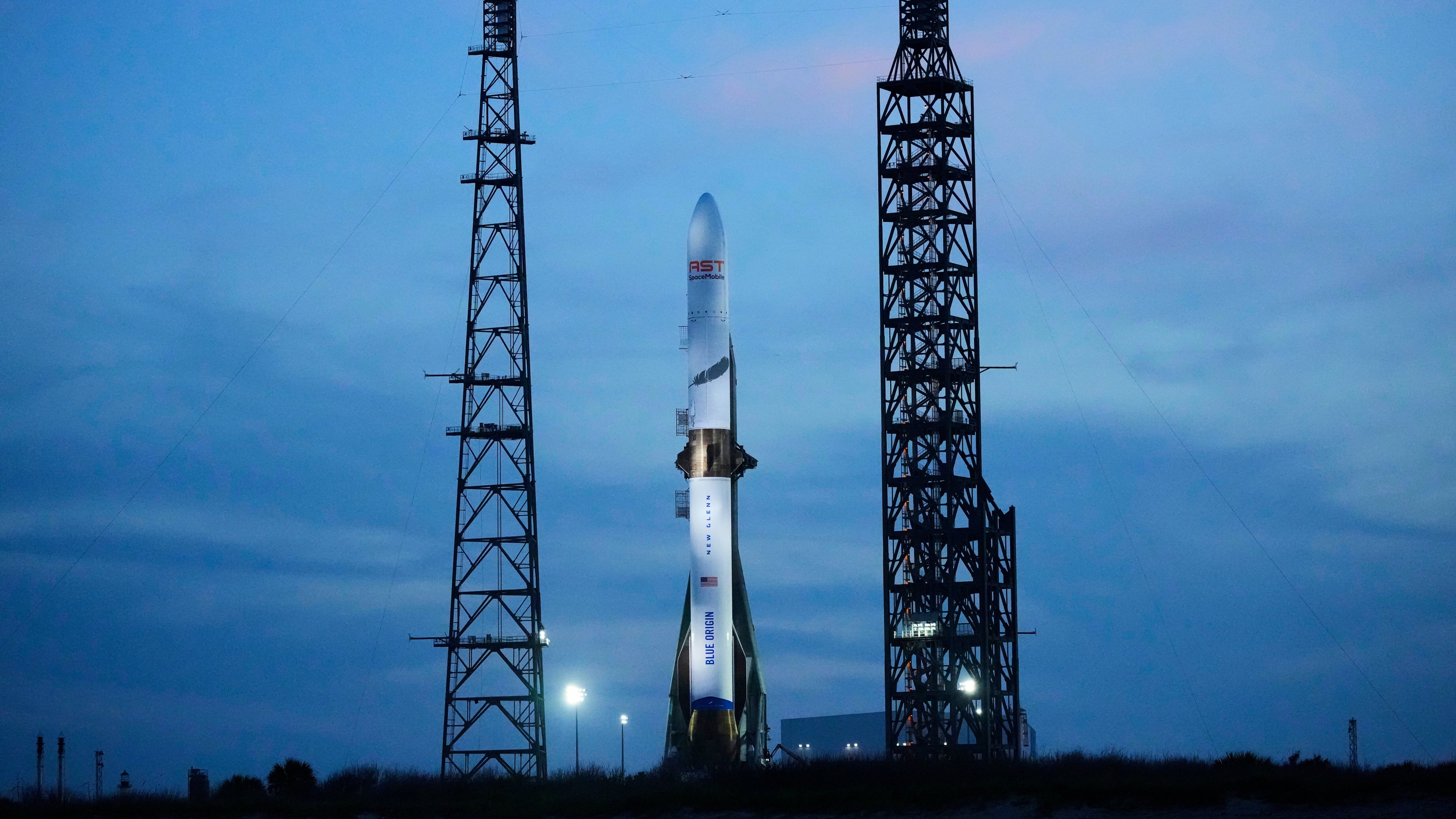 Un cohete New Glenn de Blue Origin listo para su lanzamiento en la Estación de la Fuerza Espacial de EEUU