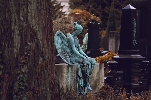 Usaron filtro de TikTok en un cementerio y lo que encontraron se hizo viral en redes