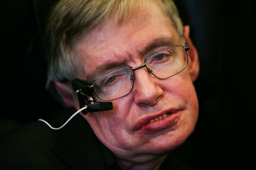 Stephen Hawking opina sobre GPT-5 y ChatGPT en entrevista mediante Inteligencia Artificial