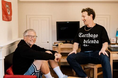 Mark Zuckerberg festeja sus 40 años tomándose una foto con Bill Gates en su dormitorio universitario