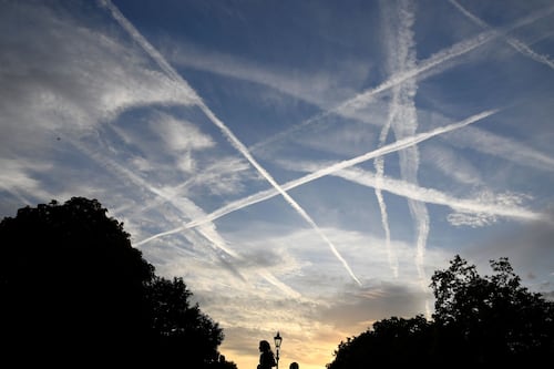 ¿Haz visto estas marcas en el cielo? Te explicamos que son los “chemtrails” y que dijo la CIA al respecto
