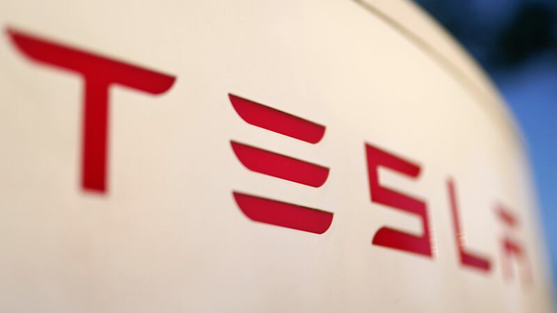 Trabajador de Tesla dormía en su auto para cumplir las metas de producción: Igual fue despedido