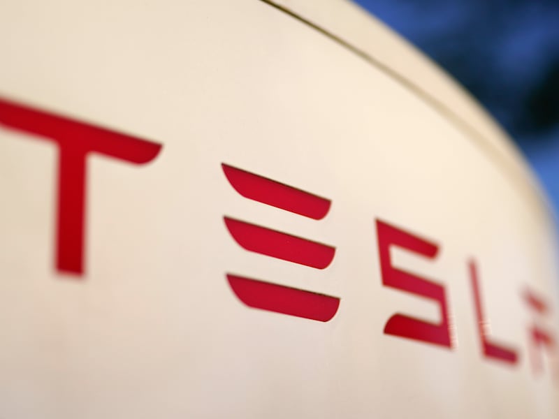 Trabajador de Tesla dormía en su auto para cumplir las metas de producción: Igual fue despedido