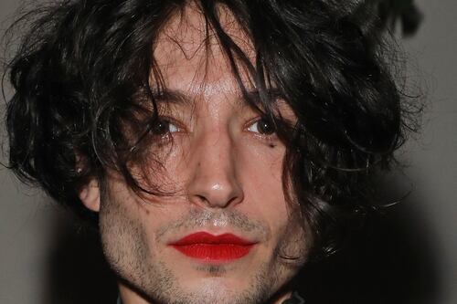 The Flash sigue en caída libre: Ezra Miller fue acusado por robarse varias botellas de alcohol en una casa