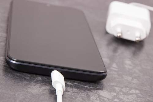 Peligro en el enchufe: Las razones físicas por las que la batería de tu teléfono puede sufrir un colapso térmico