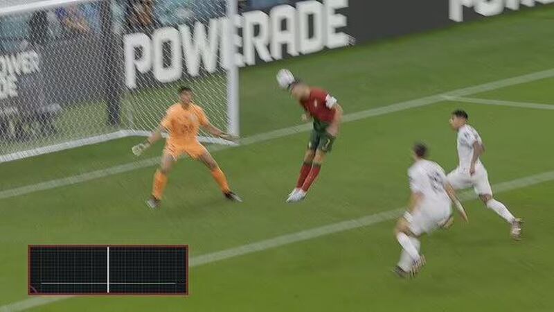 La secuencia del salto de Cristiano y cómo el sensor del balón no determinó algún toque