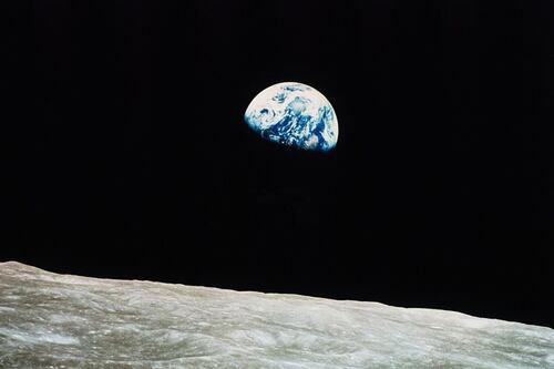 ¿Cuánto tiempo necesita una nave para viajar entre la Tierra y la Luna?