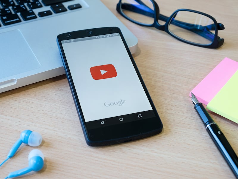 El fin de los AdBlockers: La nueva trampa de YouTube para obligarte a ver anuncios (y no podrás saltarlos)