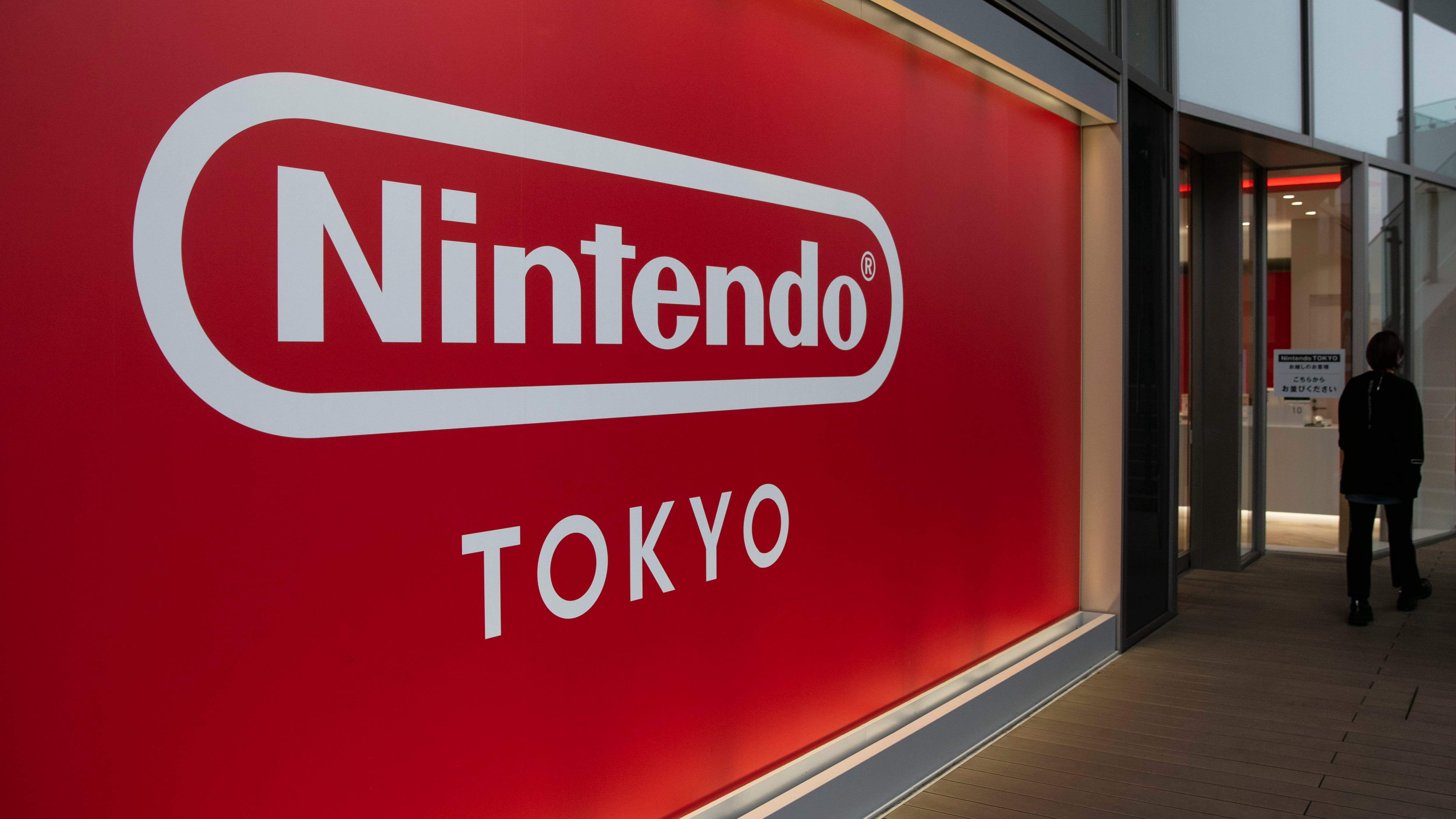ARCHIVO - Un cartel de Nintendo es visto afuera de la tienda oficial de Nintendo en el distrito Shibuya de Tokio, el 23 de enero de 2020. (AP Foto/Jae C. Hong, archivo)