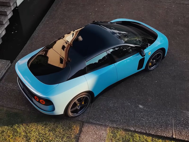 ¿Un iPhone con ruedas? La radical estética minimalista del primer Ferrari eléctrico diseñado por Jony Ive