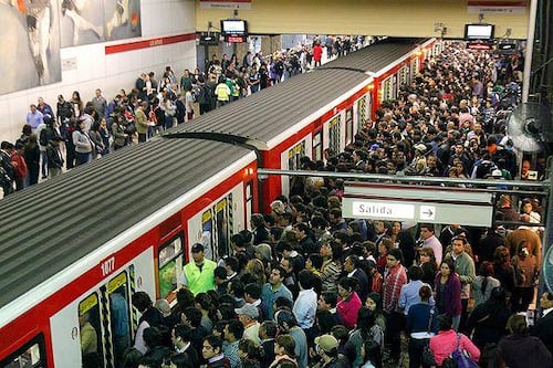 Federación de sindicatos de Metro de Santiago llama a paro mañana miércoles