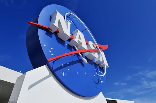3I ATLAS sigue con polémicas: Avi Loeb acusa a la NASA de “Photoshopear” las fotos del cometa para ocultar su origen alienígena