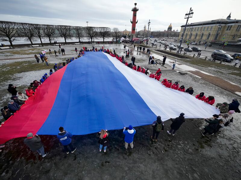 El debut fallido de AIdol: El primer robot humanoide ruso cae en plena presentación y desata la controversia tecnológica