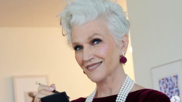 Mamá de Elon Musk es toda una influencer