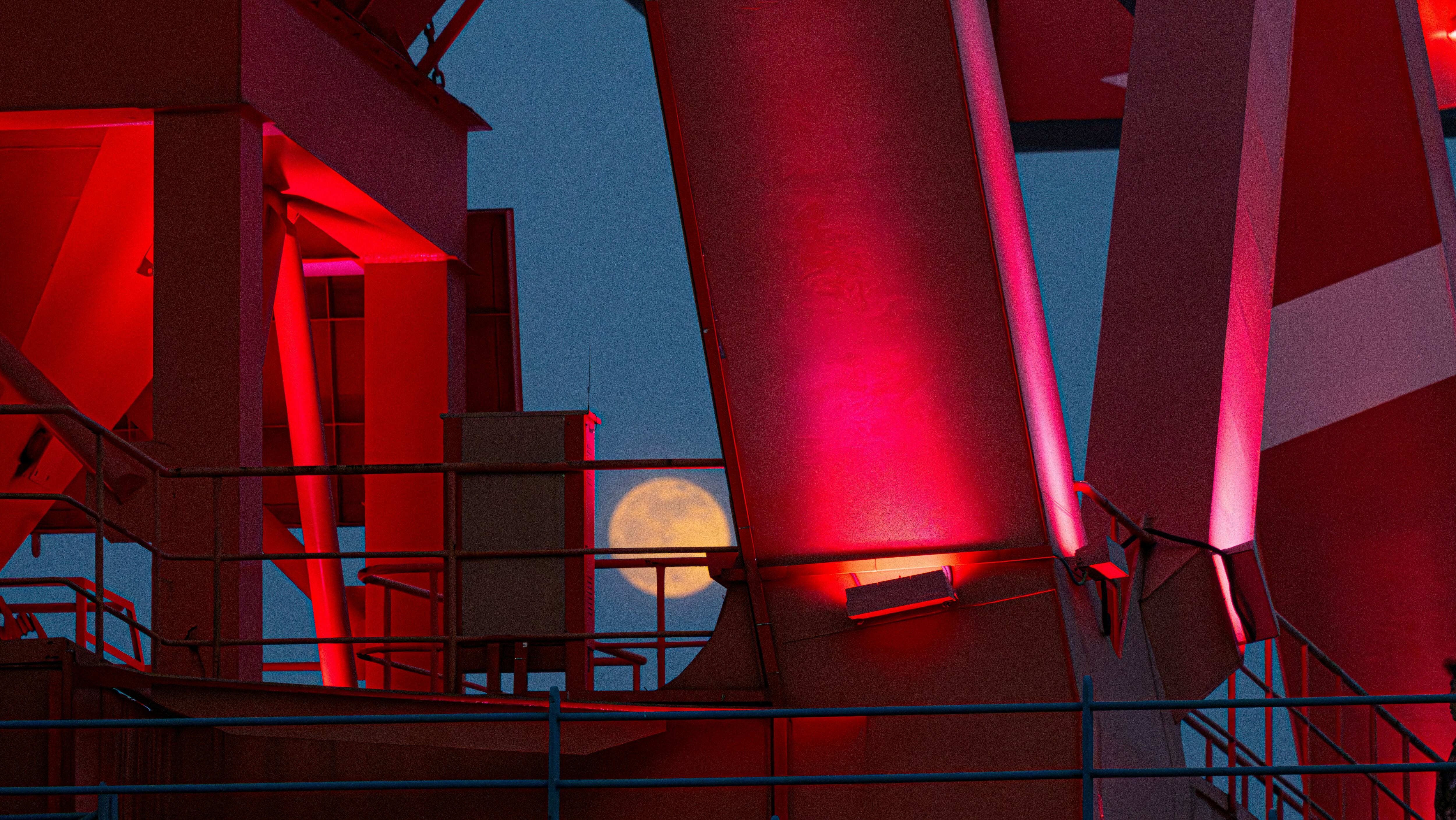 La Luna, nuestro satélite natural, podría convertirse en un faro de esperanza y un refugio para la vida, asegurando que la historia de la Tierra continúe en el vasto cosmos.