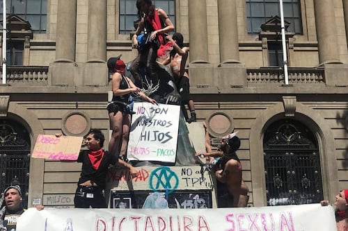 Dictadura Sexual: polémica por protesta con vibradores en frontis de la Universidad Católica