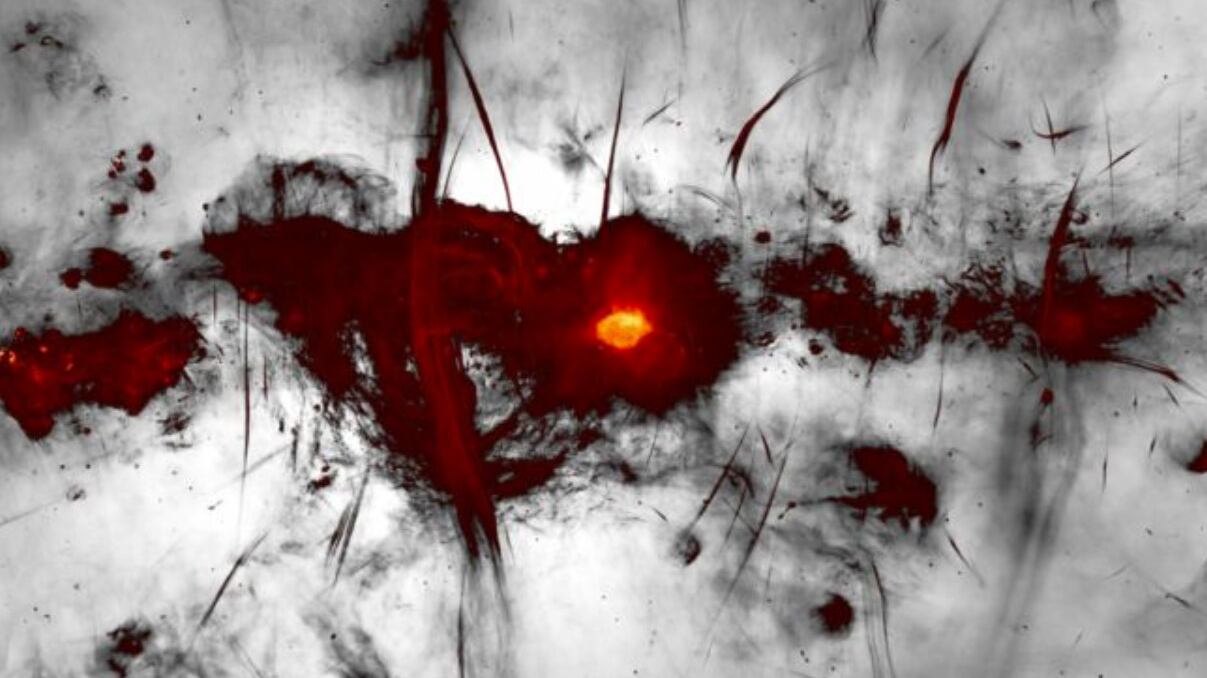 Largos filamentos de radio colgando del centro galáctico en una imagen de MeerKAT