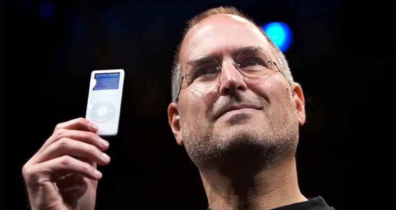 En su papel como CEO de Apple Steve Jobs tuvo que aprender cosas peculiares. Como la mejor forma de dar una buena noticia con el iPod.