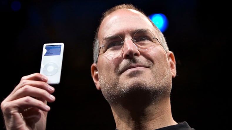 En su papel como CEO de Apple Steve Jobs tuvo que aprender cosas peculiares. Como la mejor forma de dar una buena noticia con el iPod.