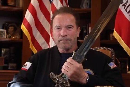 Con la espada de Conan, Schwarzenegger ataca a Trump: Es el peor Presidente de la historia
