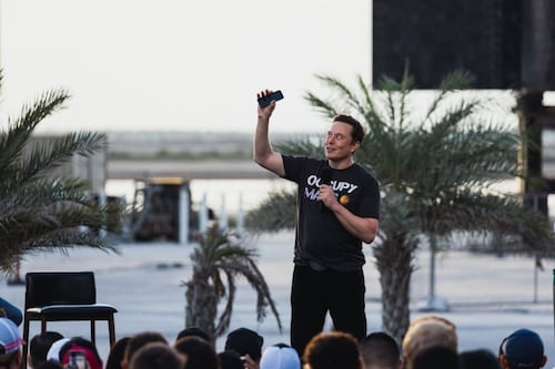Elon Musk fabricará su propio teléfono móvil si Apple y Google prohíben a Twitter