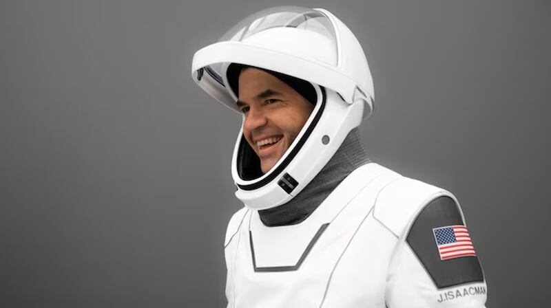 La relación de Jared Isaacman con SpaceX es de cliente y colaborador, ya que ha utilizado sus servicios para vuelos espaciales y también ha invertido en misiones futuras con la empresa.