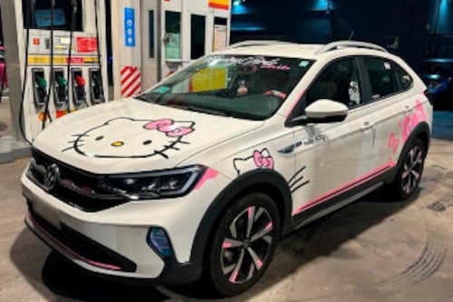 Conductora de Uber causa furor en Santiago con su auto decorado completamente de Hello Kitty: “¡Se devuelven para tomar fotos!”