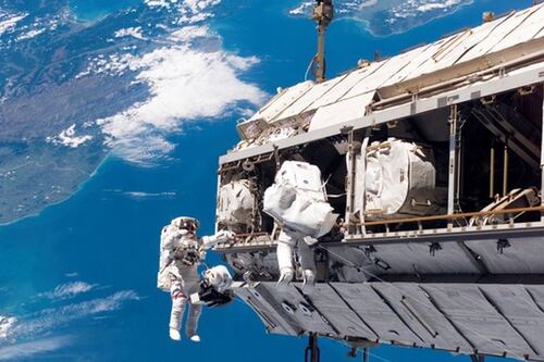 Astronauta de la NASA en la ISS reparará un telescopio espacial que está dando vueltas por la órbita de la Tierra