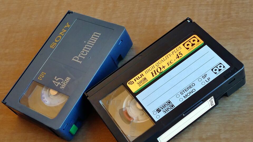 Homem processa pais em mais de R$ 150 mil por jogarem fora sua coleção de filmes pornográficos; e ele ganhou