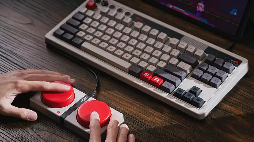 8BitDo presenta su Retro Mechanical Keyboard: un teclado que se inspira en el mando de la NES de Nintendo, con todo y botones gigantes.