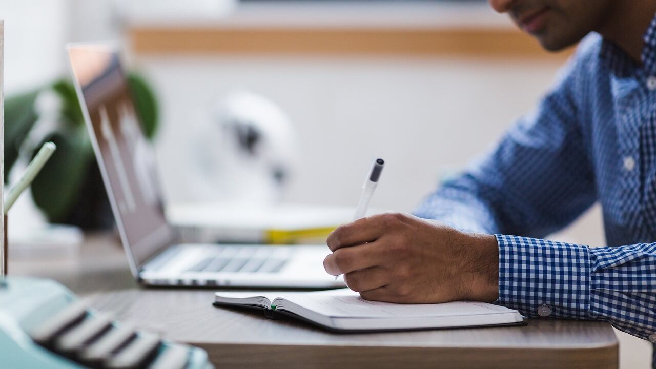 Son más de 60 posgrados relacionados con Inteligencia Artificial, Big Data, energías renovables, business analytics, ciudades inteligentes y transformación digital. La convocatoria para aplicar a las becas vence el 8 de marzo.