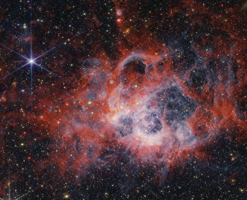 Esta imagen de la NIRCam (cámara de infrarrojo cercano) del telescopio espacial James Webb de la NASA de la región de formación estelar NGC 604