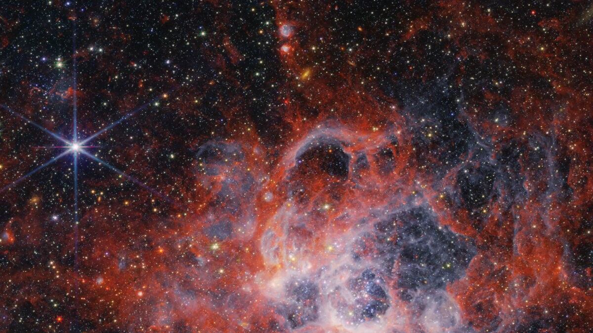 Esta imagen de la NIRCam (cámara de infrarrojo cercano) del telescopio espacial James Webb de la NASA de la región de formación estelar NGC 604