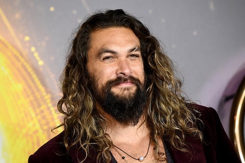 Jason Momoa posa sin ropa para portada de revista