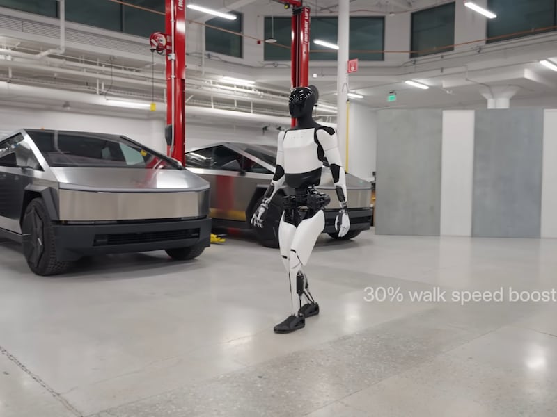 Evolución robótica: Optimus de Tesla logra una marcha fluida y da sus primeras “zancadas humanas”
