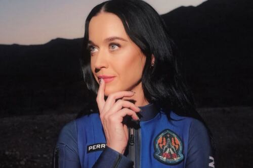 Medio francés calcula la cantidad de contaminación que provocó el vuelo espacial de Katy Perry y Blue Origin